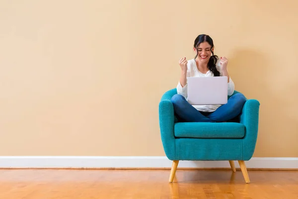 Jonge vrouw met een laptopcomputer met succesvolle pose — Stockfoto