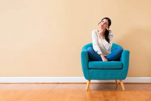 Giovane donna in una posa premurosa — Foto Stock