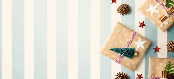 Scatole regalo di Natale fatte a mano con ornamenti — Foto Stock