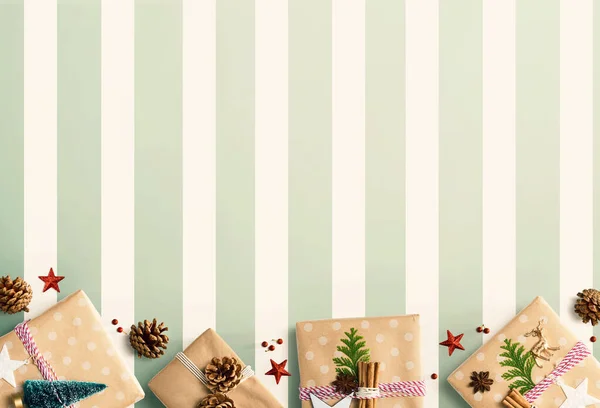 Cajas de regalo de Navidad hechas a mano con adornos —  Fotos de Stock