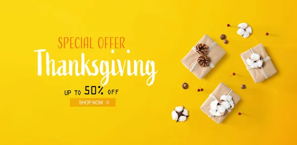 Thanksgiving försäljning med presentaskar med bomullstyg — Stockfoto