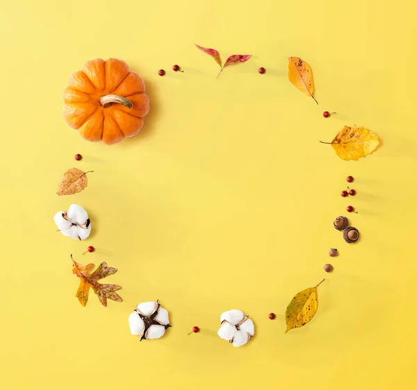 Herfst thema met oranje pompoen — Stockfoto