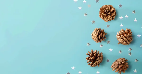 Kerst dennenappels met ster confetti — Stockfoto