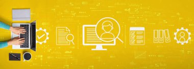 Bir dizüstü bilgisayar kullanan kişi ile belge yönetim sistemi kavramı