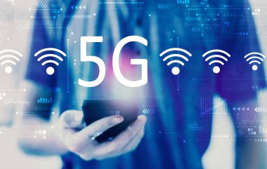 Akıllı telefon kullanan bir adamla 5G ağı