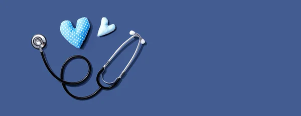 Тема признательности медицинских работников с сердцем и стетоскопом — стоковое фото