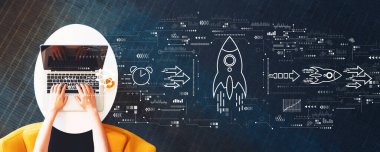 Dizüstü bilgisayar kullanan kişi ile hızlı büyüme kavramı