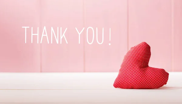 Mensagem de agradecimento com uma almofada vermelha do coração — Fotografia de Stock