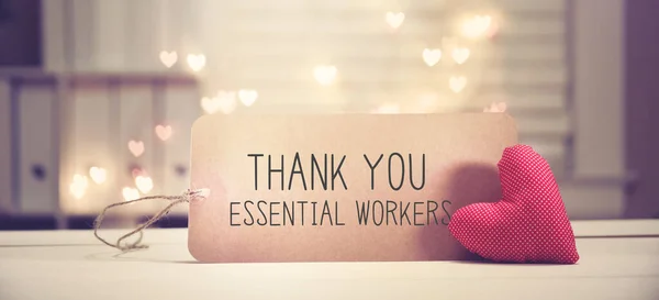 Dank u Essentiële Arbeiders boodschap met een rood hart — Stockfoto
