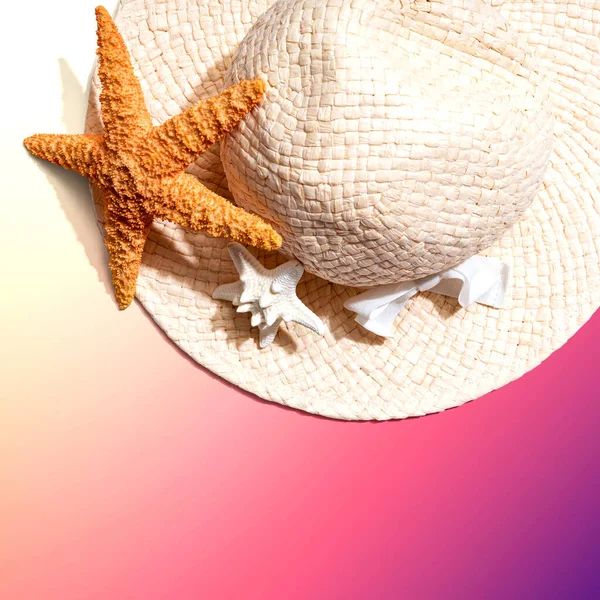 Concetto estivo con cappello di paglia e stelle marine — Foto Stock