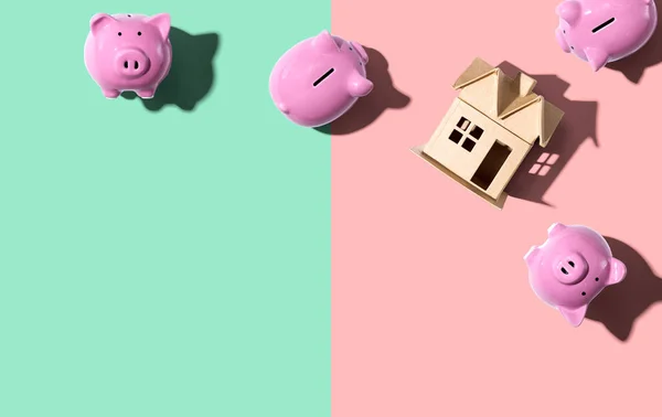 Miniaturhaus mit Sparschweinen — Stockfoto