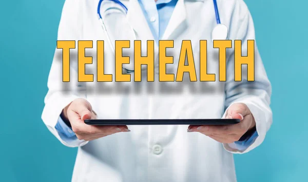 Θέμα Telehealth με ένα γιατρό που χρησιμοποιεί ένα tablet pc — Φωτογραφία Αρχείου