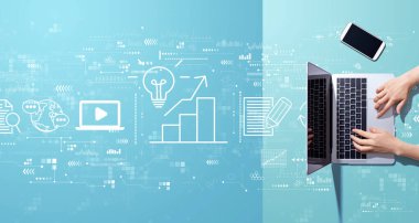 Bilgisayarla çalışan kişinin içerik pazarlama kavramı