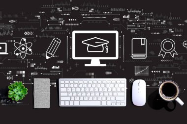 Bir bilgisayar klavyesi ile e-öğrenme kavramı