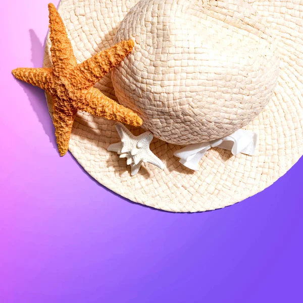 藁帽子とヒトデと夏の概念 — ストック写真