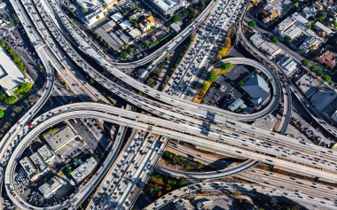 Los Angeles 'ta büyük bir otoyol kavşağının havadan görüntüsü.