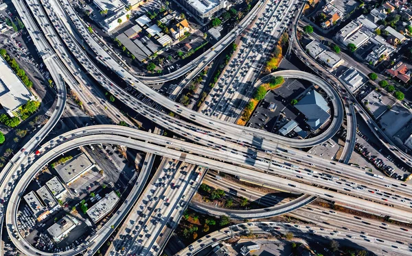 Los Angeles 'ta büyük bir otoyol kavşağının havadan görüntüsü.