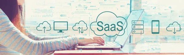 SaaS - oprogramowanie jako koncepcja serwisu z kobietą pracującą na laptopie — Zdjęcie stockowe