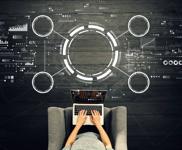 Technische cirkel met persoon die een laptop gebruikt — Stockfoto