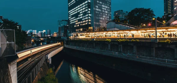 Treinen passeren Ochanomizu treinstation in Tokio — Stockfoto