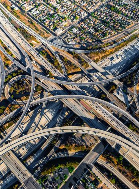Los Angeles 'ta büyük bir otoyol kavşağının havadan görüntüsü.