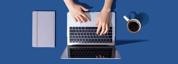 Persona que usa una computadora portátil — Foto de Stock
