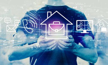 Akıllı telefon tutan adamla tele çalışma teması