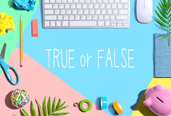 Sant eller falskt med kontorsmaterial — Stockfoto