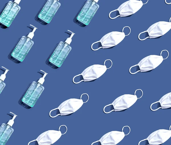 Máscaras y botellas de desinfectante — Foto de Stock
