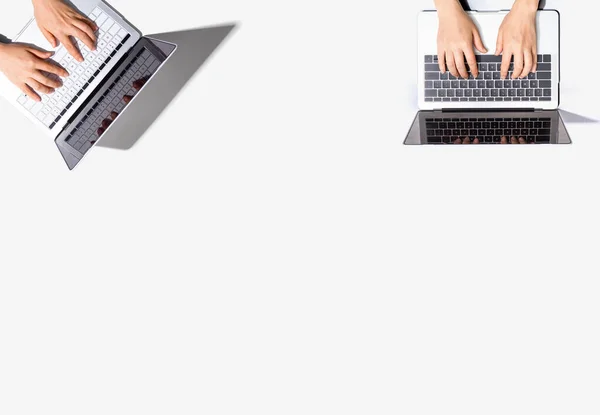Dwoje ludzi pracujących razem z laptopami — Zdjęcie stockowe