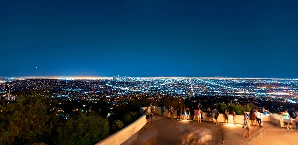 As pessoas reúnem-se no Observatório Giffith com vista para o centro de LA — Fotografia de Stock