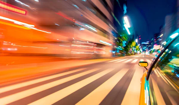 街中の動きのぼやけたドライブ — ストック写真
