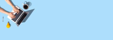 Dizüstü bilgisayar kullanan kişi