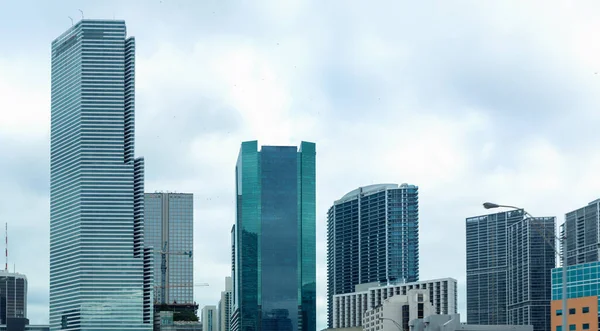 Edificios altos en el centro de Miami — Foto de Stock