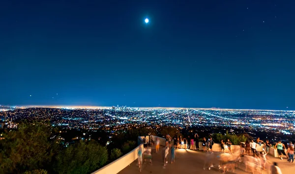 Mensen verzamelen zich in Giffith Observatory met uitzicht op het centrum van LA — Stockfoto