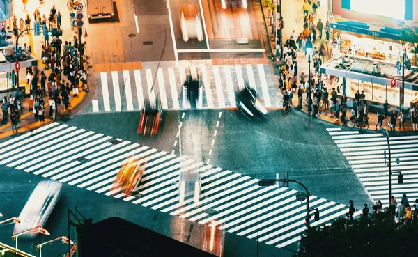 Οι άνθρωποι και η κυκλοφορία διασχίζουν τη διάσημη διασταύρωση scramble σε Shibuya, Τόκιο, Ιαπωνία — Φωτογραφία Αρχείου