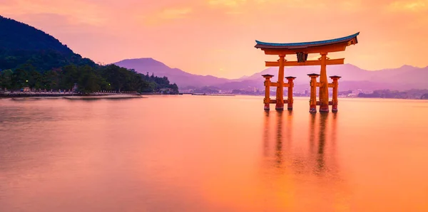 Großes orangefarbenes Torii-Tor der Insel Miyajima, Japan — Stockfoto