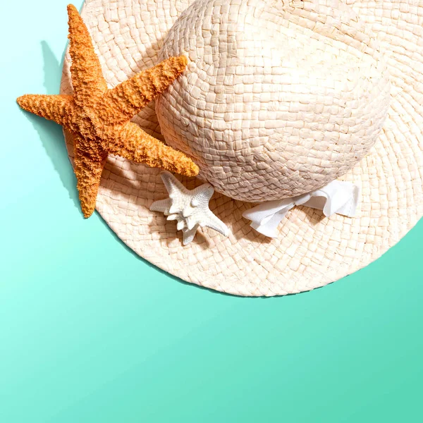 Sommerkonzept mit Strohhut und Seesternen — Stockfoto
