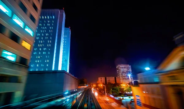 Mover Miami Metro Train POV ночью — стоковое фото