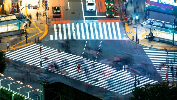 Lidé a doprava křižují slavnou křižovatku v Shibuya, Tokio, Japonsko — Stock fotografie