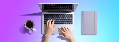 Dizüstü bilgisayar kullanan kişi