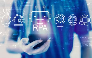 Akıllı telefon kullanan bir adamla robot işlem otomasyon teması