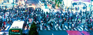 İnsanlar ve trafik, Shibuya, Tokyo ve Japonya 'daki meşhur kesişme noktasından geçiyor.