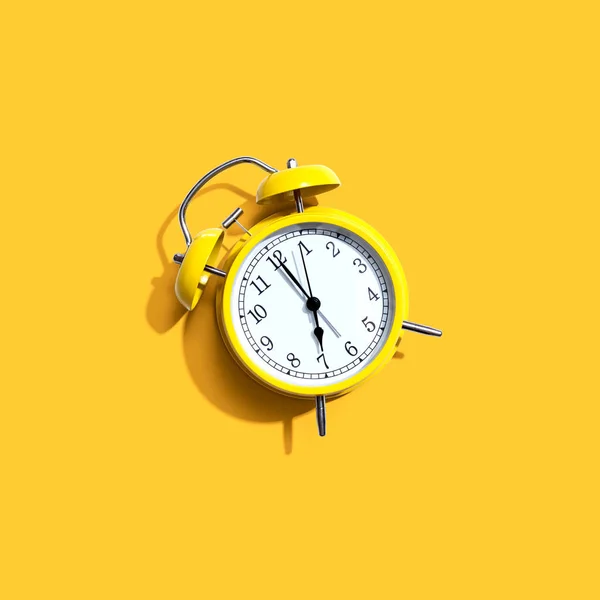 Reloj despertador vintage amarillo con sombra — Foto de Stock