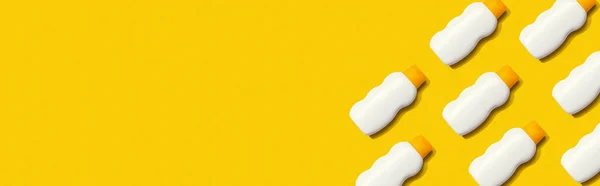 노란색 과 흰색 선크림 병 — 스톡 사진