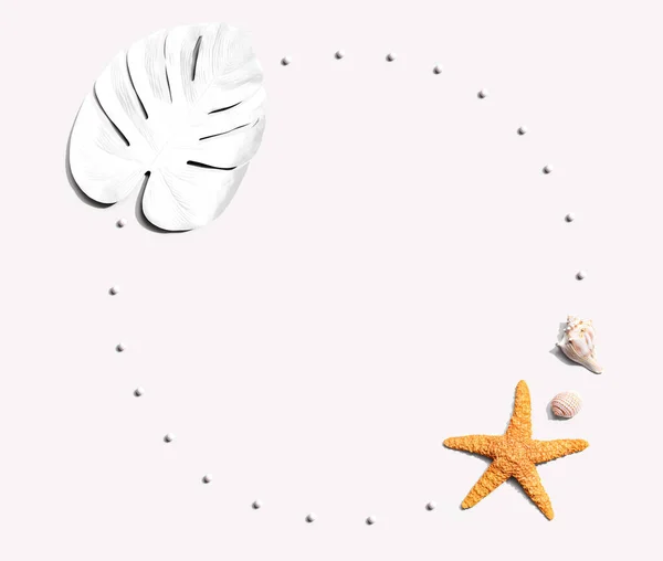 Conceito de verão com estrela do mar e uma folha tropical pintada — Fotografia de Stock