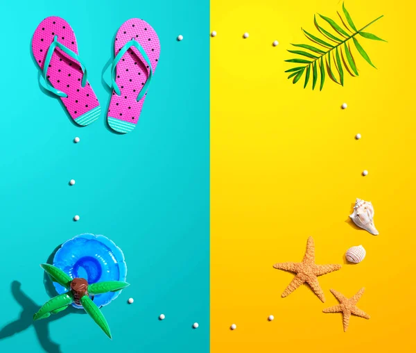 Concepto de verano con chanclas y estrellas de mar —  Fotos de Stock