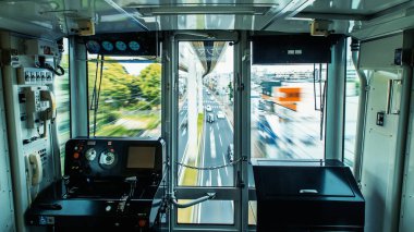 Chiba, Japonya 'daki askıya alınmış tek raylı sistem.