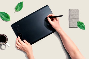 Grafik kalem tableti kullanan kişi