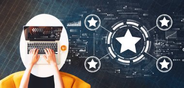 Dizüstü bilgisayar kullanan kişi ile yıldız konsepti derecelendiriliyor